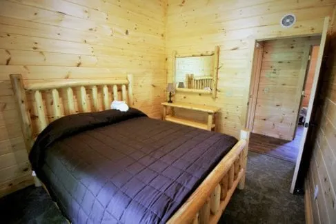 Cabin rentals in PA Cabins_Bed_Family_Getaway